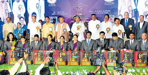 Winners: Chief Minister Siddaramaiah poses with Ekalavya award winners and other dignitaries during a function at the Nalwadi Krishnaraja Senate Hall, Manasagangotri in Mysuru on Tuesday. Also on this occasion, four coaches were honoured with Lifetime Achievement awards and 10 sportspersons were given away Kreeda Ratna awards. DH PHOTO