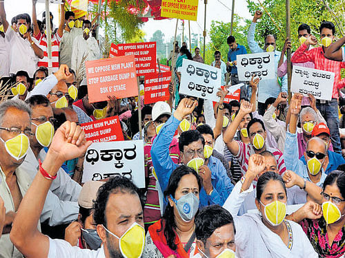 Residents of Banashankari 6th Stage protest outside the Lingadheeranahalli garbage-processing plant on Tuesday.  DH photo