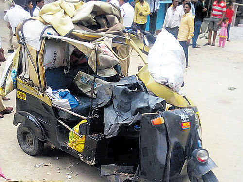 The mangled remains of the autorickshaw which rammed a mini-truck, killing four of a family and  Shankarappa, the auto driver at JC Nagar. DH photo