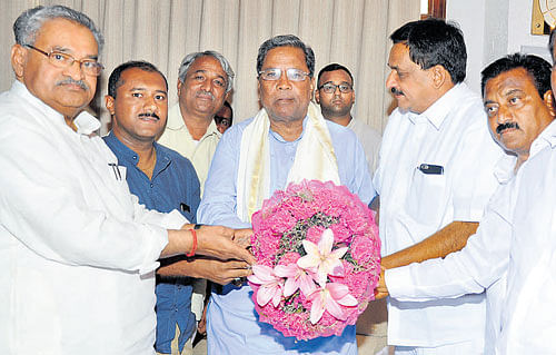 Chief Minister Siddaramaiah being greeted by Congress leaders at Karnataka Bhavan New Delhi, on the eve of the completion of his three years in office on Thursday. DH PHOTO