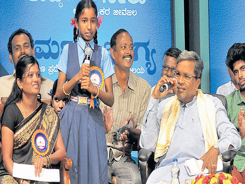 Chief Minister Siddaramaiah interacts with a student during his Jana Mana programme in Bengaluru on Friday. DH photo/ B K Janardhan