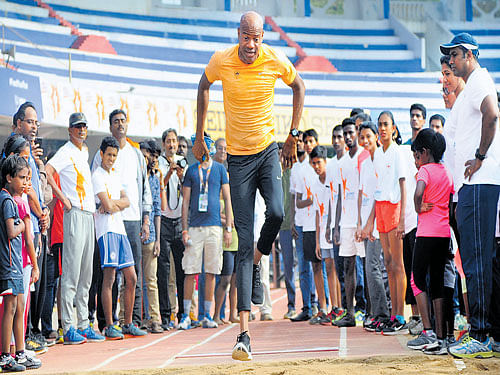 1..2..3 and jump: Long jump legend Mike Powell during a clinic at the Sree Kanteerava stadium on Friday. DH Photo