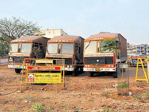 Trucks carrying Rs 570 crore were seized and brought to the Collector's office.