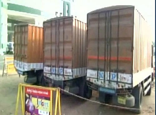 After election officers seized Rs 570 crore in cash from three containers in poll-bound Tamil Nadu in the wee hours today, State Bank of India said this evening that it was the bank's legitimate cash. Courtesy: ANI