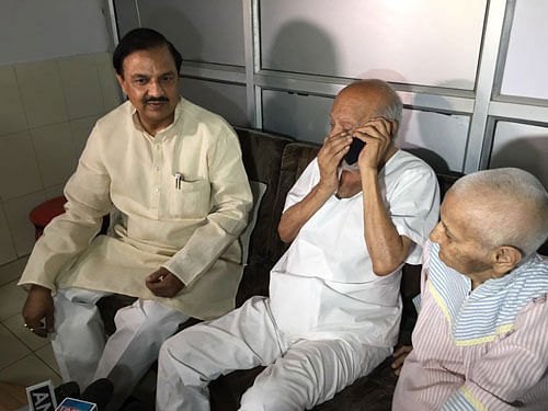 Accordingly, Sharma met Kanubhai and spent about 45 minutes with him at Guru Vishram Vridh Ashram at Gautampuri in South Delhi. Image courtesy: twitter