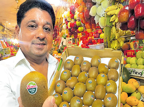 Mohammed Idrees Choudary, fruit vendor at Shivajinagar in Bengaluru, sells 400 kg of kiwifruit a day. DH PHOTO