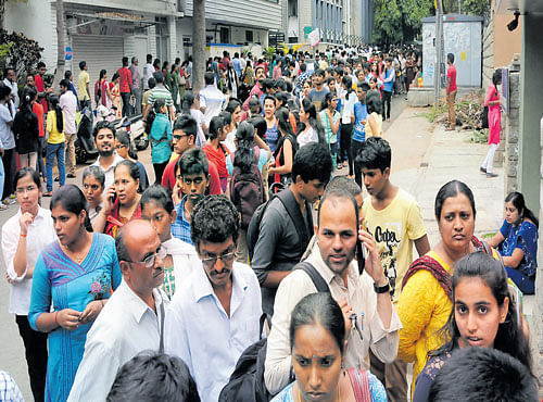 Students and parents queue up for I PU application forms at MES Kishor Kendra in Malleswaram, a day after SSLC results were announced. DH PHOTO