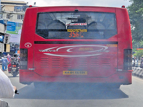 Increasing vehicle numbers and respirable suspended  particulate matter due to road dust and mud contribute  to the high levels of pollution in Bengaluru. dh photo