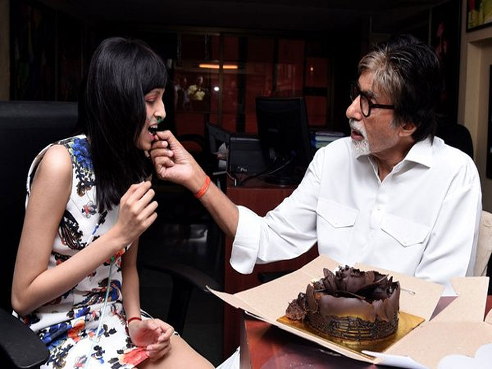 The 73-year-old 'Wazir' star met young girl Hardika, who wished to cut her birthday cake in presence of her favourite actor. Image courtesy: Amitabh Bachchan Twitter account