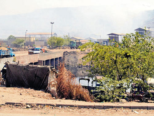 Recent fires at the Bhalswa landfill triggerred a war of words between Delhi's AAP government and a BJP-run civic body, which was accused to trying to sabotage its anti-pollution odd-even drive. DH/CHAMAN&#8200;GAUTAM