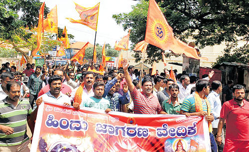 Activists of Hindu outfits take out a protest march, seeking action against miscreants who disfigured sculptures on the wall of the fort, in Srirangapatna on Sunday. dh photo