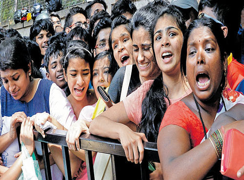 Cricket fans wait in the queue outside Chinnaswamy stadium on Wednesday. DH PHOTO