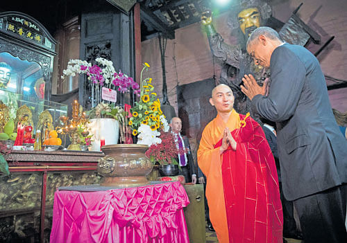 US President Barack Obama bows during a visit to the Jade Emperor Pagoda in Ho Chi Minh City, Vietnam.NYT