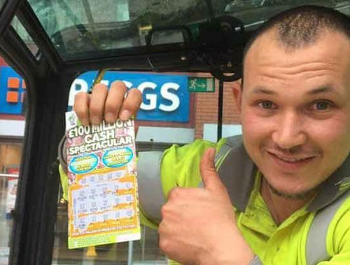 Carl Crook, a resident of Manchester city, with his lottery ticket. Photo courtesy: www.dailyrecord.co.uk