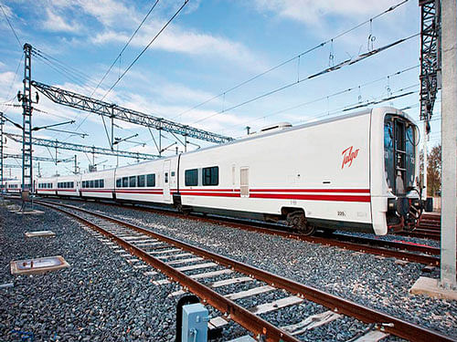 The nine-coach Talgo train consists of two Executive Class cars, four Chair Cars, a cafeteria, a power car and a tail-end coach for staff and equipment. Image courtesy: Talgo.com