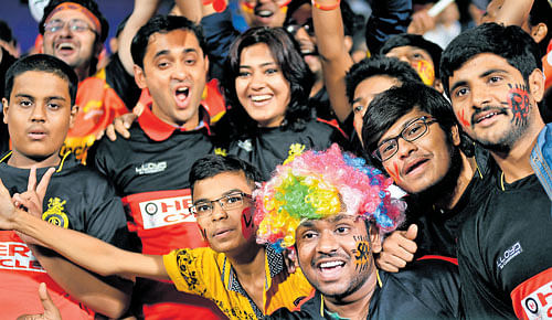 Jubilant cricket fans seen ahead of the start of the IPL 2016 final between Royal Challengers  Bangalore and Sunrisers Hyderabad at the Chinnaswamy Stadium on Sunday. Dh photo