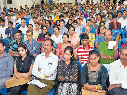 Parents and students at the 'Eduverse,' 8th edition of Jnana Degula - a premier education expo - organised by Deccan Herald and Prajavani in the city on Sunday. DH Photos