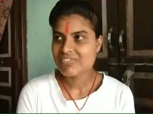 Video of a girl who topped the state government's +2 examination in Humanities pronouncing Political Science as 'Prodigal Science' and describing it as a subject related to cooking, while that of a boy who topped in Science but was unaware of electron and proton, exposed the results of the exam conducted by Bihar School Examination Board, Screenshot