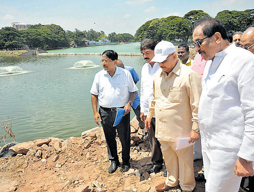 Bengaluru Development Minister K J George and Information Minister Roshan Baig, along with BBMP officials, inspect Ulsoor lake on Wednesday. DH Photo