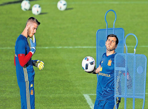 MASTER AND THE FUTURE: Spain's David De Gea (left) is sure to challenge Iker Casillas' spot during Euro 2016. REUTERS