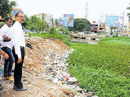 A nine-member expert committee inspects Varthur lake on Thursday, as part of the government's efforts to revive two of the dirties waterbodies in Bengaluru. Mahendra Jain,  Additional Chief Secretary, Urban Development Department, heads the committee. dH PHOTO