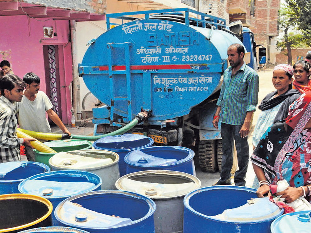 Localities like Sangam Vihar rely on tankers for their water supply. DH/Jagbir Shakya