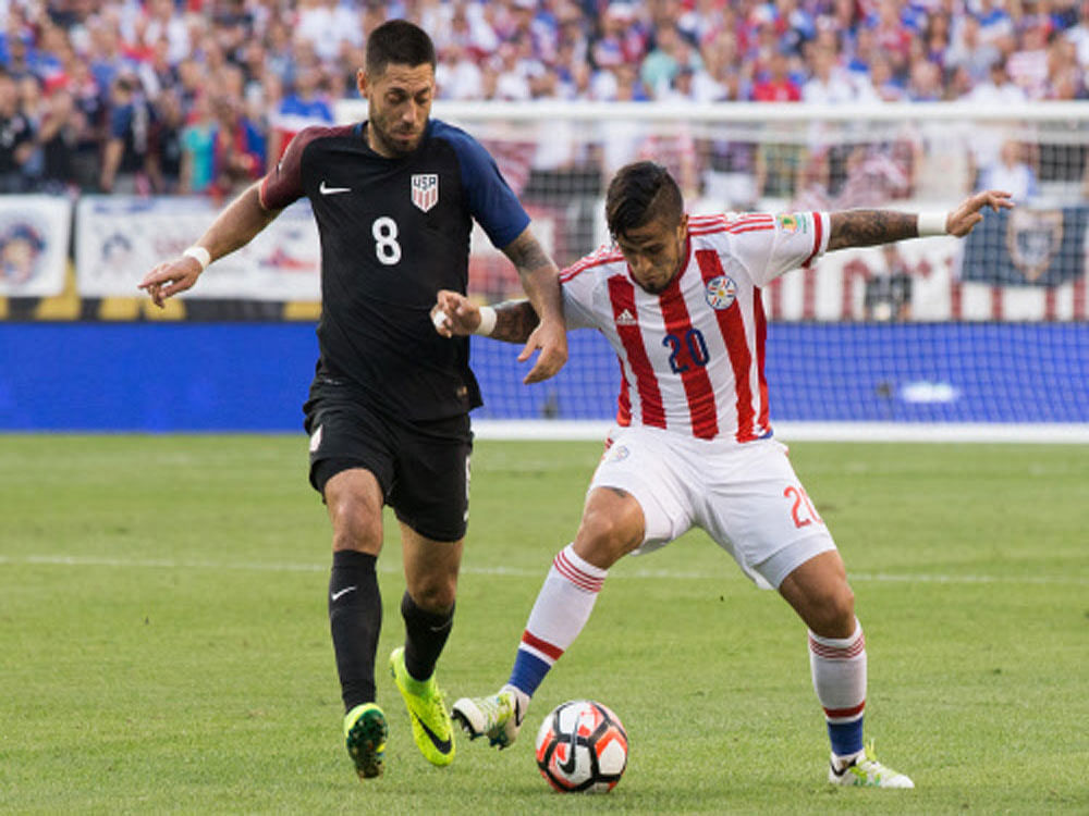 United States midfielder Clint Dempsey and Paraguay midfielder Victor Ayala compete for the ball during the first half of the group stage of the 2016 Copa America Centenario at Lincoln Financial Field. Reuters photo