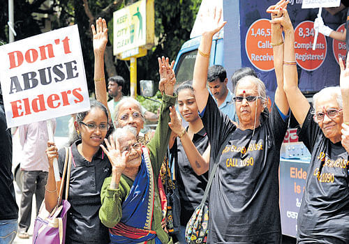 Senior citizens hold placards on elder abuse to mark the World Elder Abuse Awareness Day in Bengaluru on Wednesday. DH&#8200;PHOTO