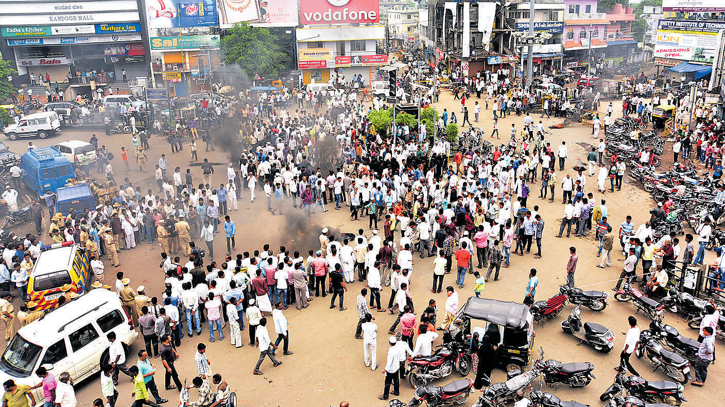 Supporters of senior Congress leader Qamar-ul-Islam, who was dropped from the Cabinet, vent their anger by setting vehicles and tyres on fire at Sardar Vallabhbhai Patel Circle in Kalaburagi on Sunday. dh photo