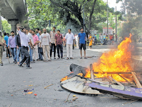 Supporters of MLA M Krishnappa resort to arson in Vijayanagar on Sunday. dh Photo