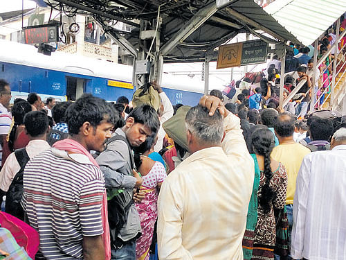 The narrowstairways at the KSRrailway station are crowded during peak hours and the problemescalates in the holiday season. DH PHOTO