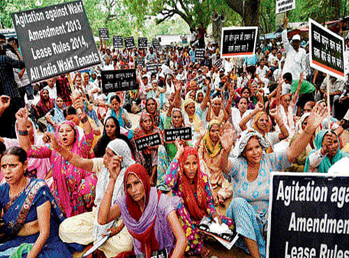Thousands of WAKF Board tenants stage a protest demanding abrogation of new Lease Act in New Delhi on Sunday. PTI