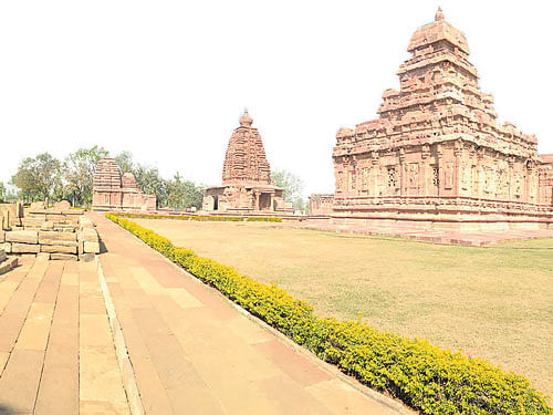 vestiges (Left) A whitewashed shrine in the area; the smaller shrines of Pattadakal World Heritage Site scattered among their larger counterparts.