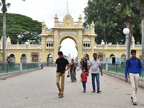 Tourists return disappointed from Mysuru Palace, on Friday as the Palace was closed for the wedding of  Yaduveer Krishnadatta Chamaraja Wadiyar, scheduled for Monday. DH photo