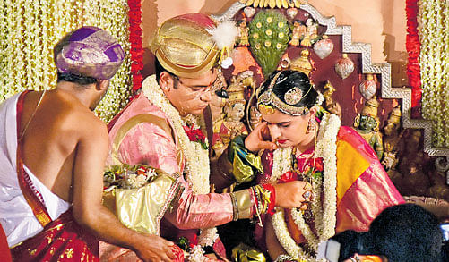 aduveer Krishnadatta Chamaraja Wadiyar ties the mangalsutra to Trishika Singh during  their wedding ceremony. DH Photo
