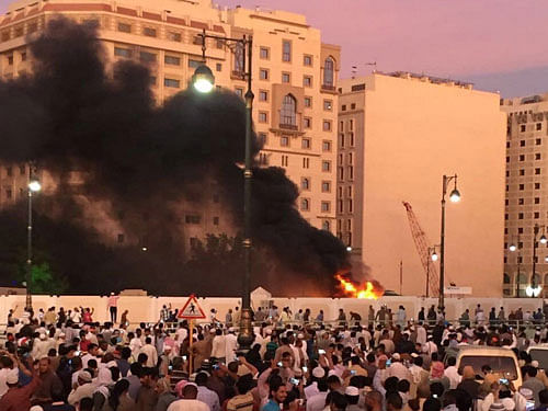 Muslim worshippers gather after a suicide bomber detonated a device near the security headquarters of the Prophet's Mosque in Medina, Saudi Arabia, July 4, 2016. REUTERS Photo