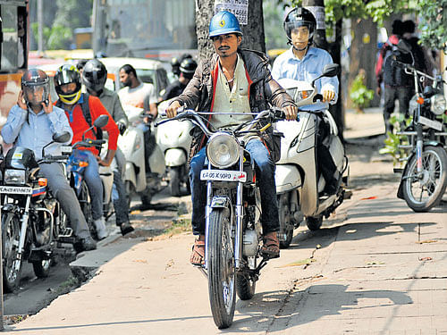 chaotic Two-wheeler riders are increasingly violating traffic rules in the city.