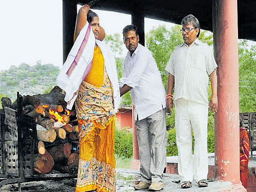 Yakub Bi performing last rites of K Srinivas on Wednesday