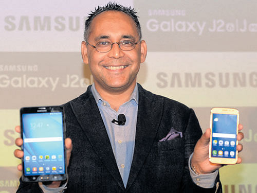 Manu Sharma unveils two new smartphones in Bengaluru on Friday. DH Photo by Srikanta Sharma R.