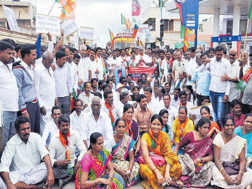 Chamarajanagar BJP district unit members take out protest rally on Saturday. DH