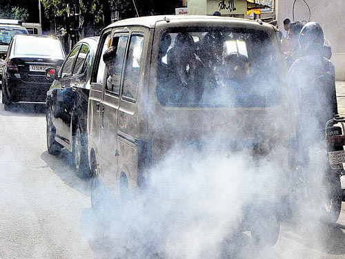 The KPSCB started checking vehicular emissions since June 16. Till date, they checked 1,500 vehicles and booked the owners. The biggest polluters, according to them are private buses, goods vehicles and taxis. DH file photo