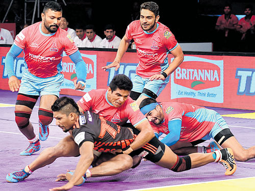 U Mumba's Rishank Devadiga (foreground) tries to get past Jaipur Pink Panthers' defence during their tie on Thursday. DH PHOTO/ SRIKANTA SHARMA R