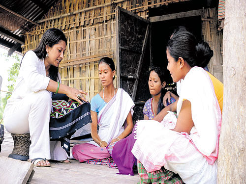 Women weavers interact with chief of Brand Empower Hasina Kharbhih.