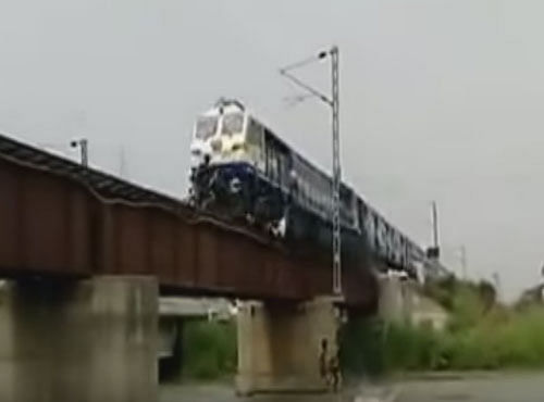 The video that shows seven children, all aged between 10 and 15, jumping into water, was recorded on a railway bridge on Ganga canal in the Lucknow-Delhi section of the Northern Railway in Uttar Pradesh's Ghaziabad district. Screen grab