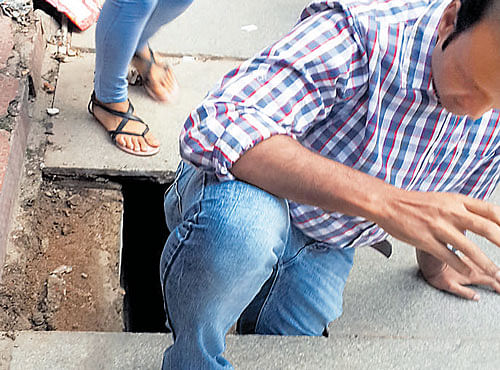 Abdul Shareef struggles to comeout of the pit. PTI photo