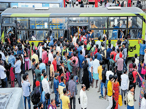 A huge crowd at the Kempegowda bus station as the BMTC staff stayed away from their last shift in Bengaluru on  Sunday. DH PHOTO