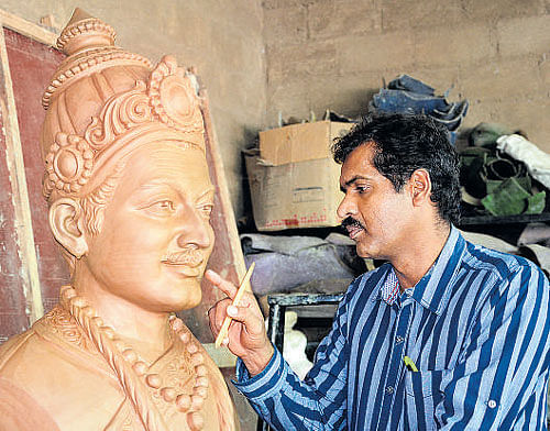 Shridhar sculpting Basavanna's statue.