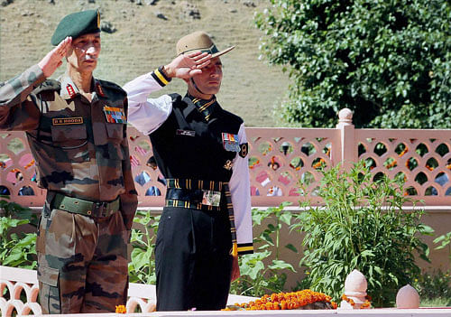 Army Commander, Northern Command Lt Gen D S Hooda paying tributes at the Kargil war memorial on the occasion of Vijay Diwas at Drass in Jammu and Kashmir on Tuesday. PTI Photo