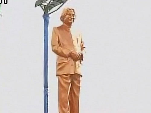 Statue of APJ Abdul Kalam unveiled by Union Ministers Venkaiah Naidu and Manohar Parrikar in Rameshwaram