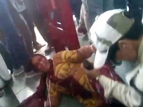 Two muslim women being assaulted by cow vigilantes in Madhya Pradesh.